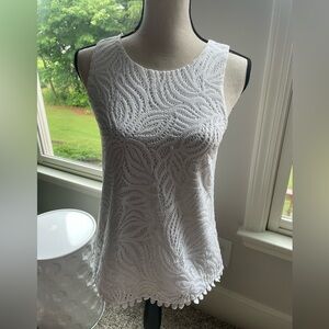 Lilly Pulitzer Woman’s Sleeveless blouse in SZ XS in gently used condition